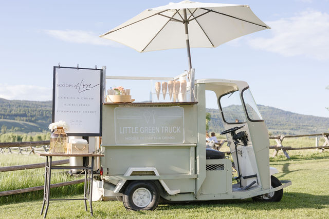 summer wedding ideas- mobile bar parked in the sunshine