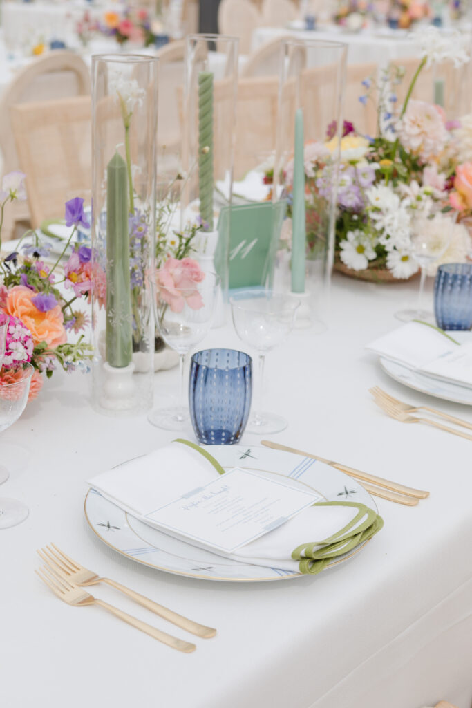 Elegant wedding table setting featuring floral arrangements and candles, styled by top wedding planners in Jackson Hole. 